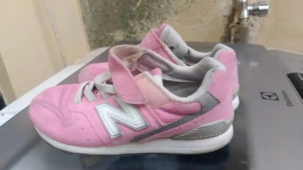 Sepatu anak new balance size 29 made Indonesia