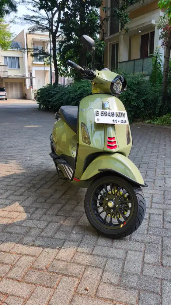 Minim pemakaian Vespa sprint 150s hijau persis baru. Km 2000an