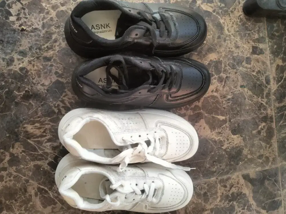 Jual dua sepatu SO STORM
