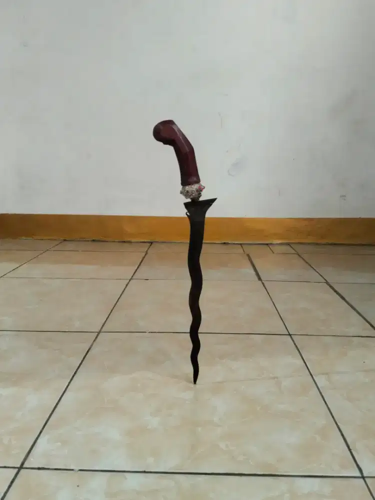 Keris Berdiri keseimbangan