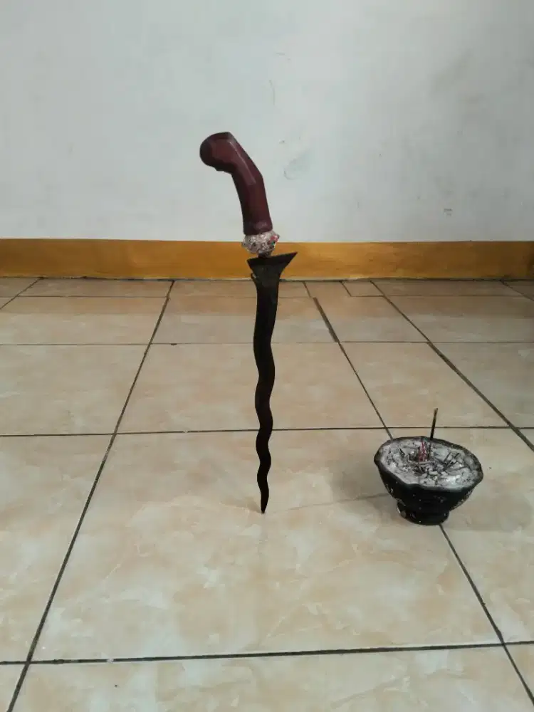 Keris Berdiri keseimbangan