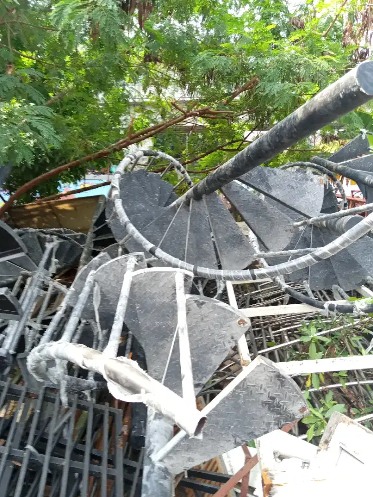 Tangga putar tinggi 4 mtr ada 8 unit