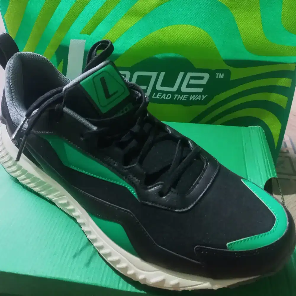 Sepatu League size 44