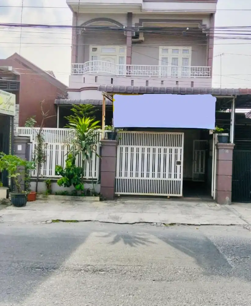 Dijual Rumah Lokasi Strategis 2 LT Semi-furnished