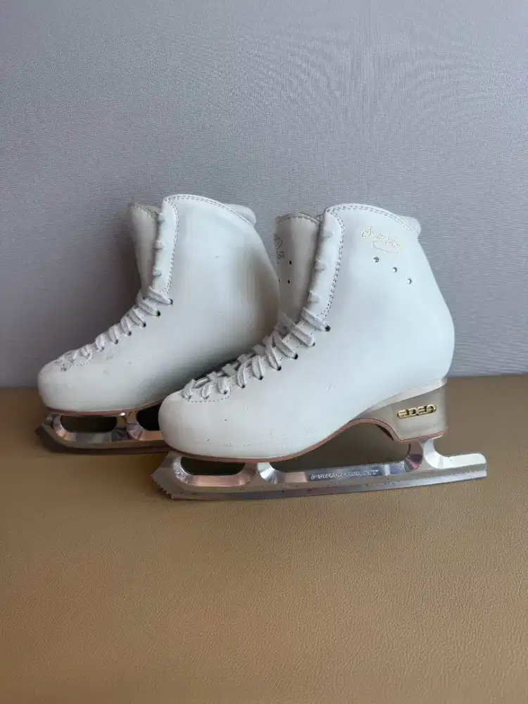 Edea Overture 240 White Paramount SP Blade (Bonus Edea Blade Guard)