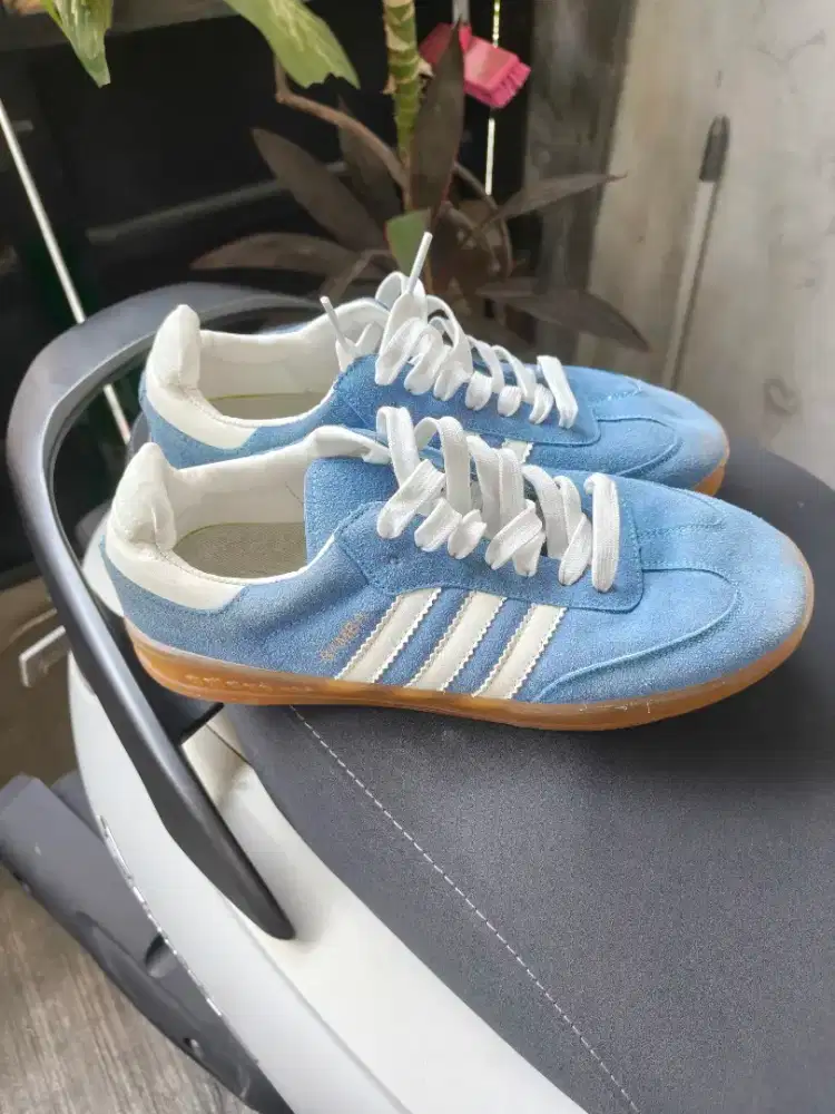 Sepatu Adidas size 42