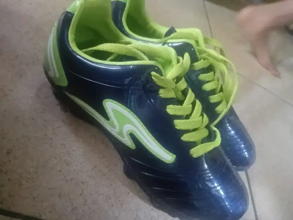 Sepatu bola speed