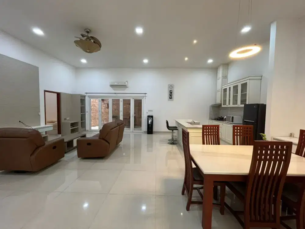 Sewa Rumah Rapih Besar Meadow Green 3 Kamar Furnish, Lippo Cikarang, Bekasi