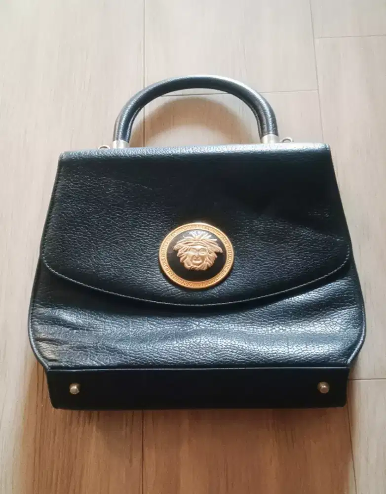 Tas Mewahnya Merk Vintage Gianni Versace Medusa Leather Handbag. [1]