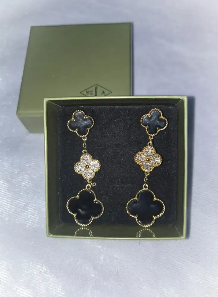 Anting Clover Lapis Emas