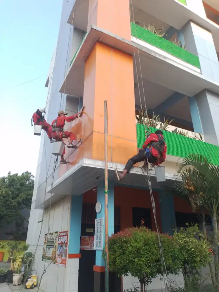 Jasa pembersih kaca gedung