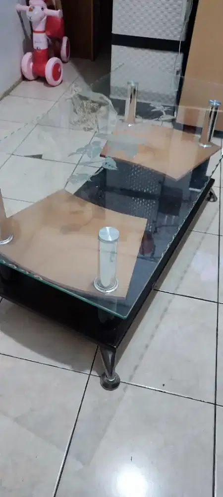 Meja ruang tamu kaca