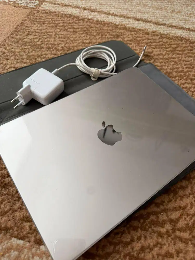 MacBook Air M2 13.6 16GB/256GB - Masih Garansi Resmi Apple