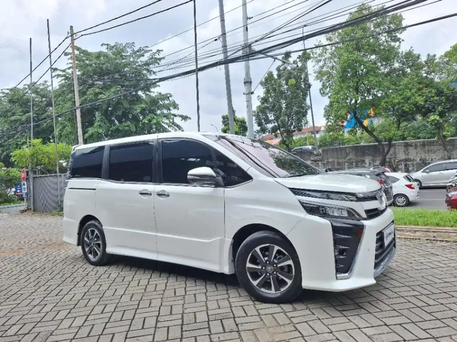 DP MURAH Toyota Voxy 2.0 Bensin-AT 2018 Putih CERJB
