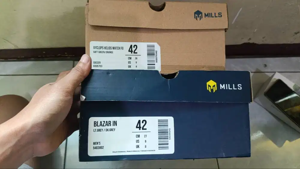 Sepatu futsal dan bola
