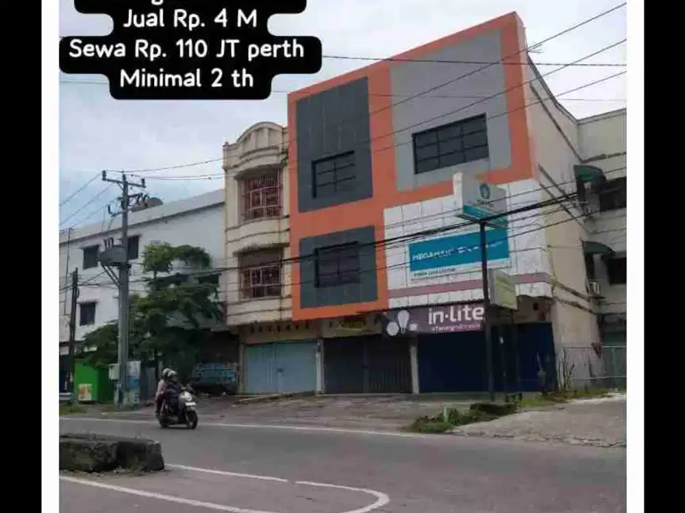 Dijual atau Disewakan 
Ruko Adiyaksa Baru 
5 X 19,25
Lantai 2 &3 ukr 5X22
3 Lantai Listrik 3.500
Sewa RP. 110 JT Perthn
Minimal 2 th
Jual Rp. 4 M Nego