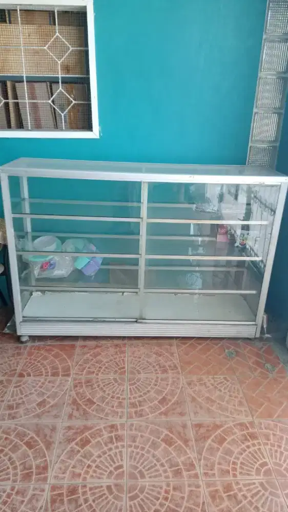 Etalase Kaca 1,5 Meter – Kondisi Bagus, Siap Pakai