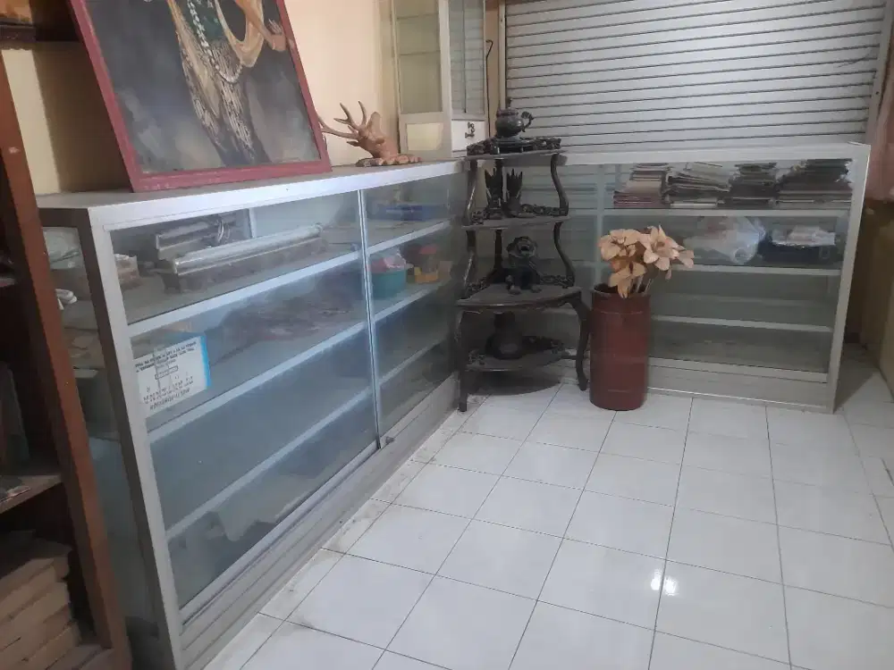 Lemari Etalase kaca