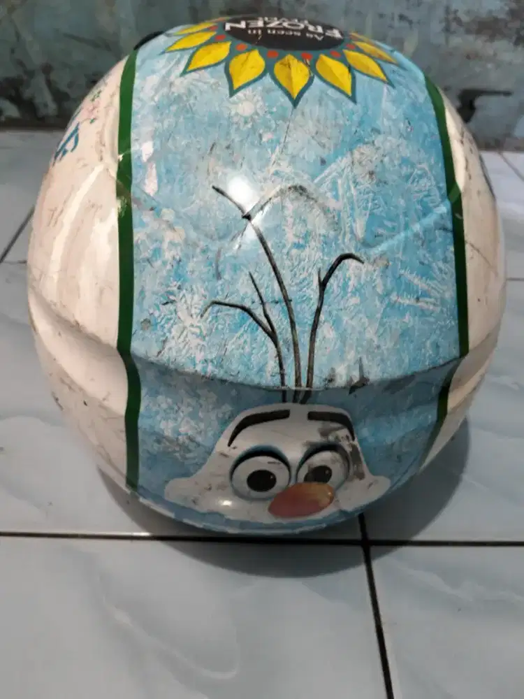Helm BMC bekas pemakaian cewei