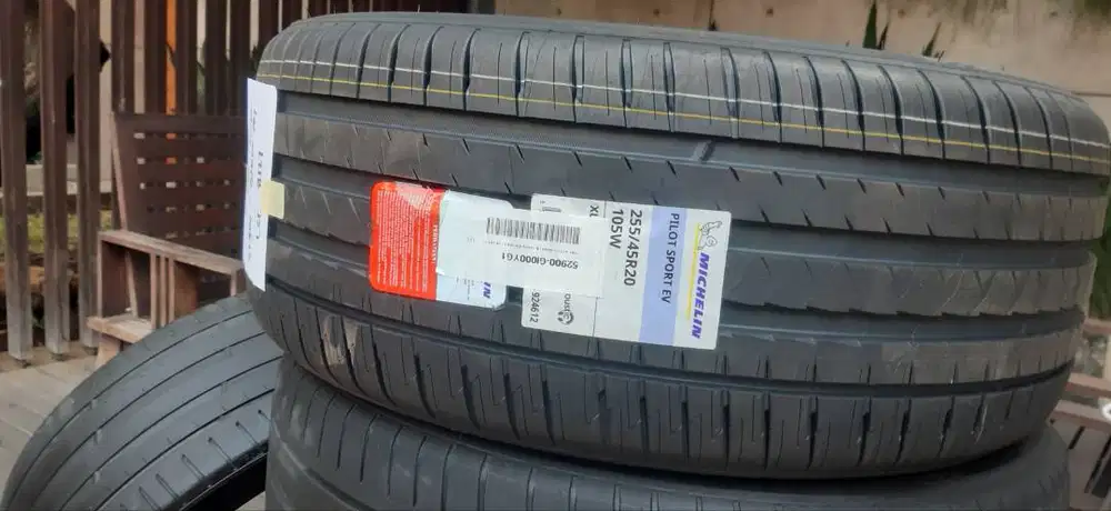 MICHLEIN PILOT SPORT EV 255/45 R 20