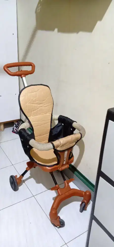 Stroler duduk tanpa kanopi.