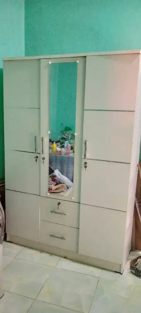 Dijual cepat lemari 3 pintu