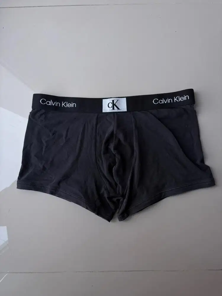 celana dalam boxer Calvin Klein CK hitam logo (M ke L), tag ada