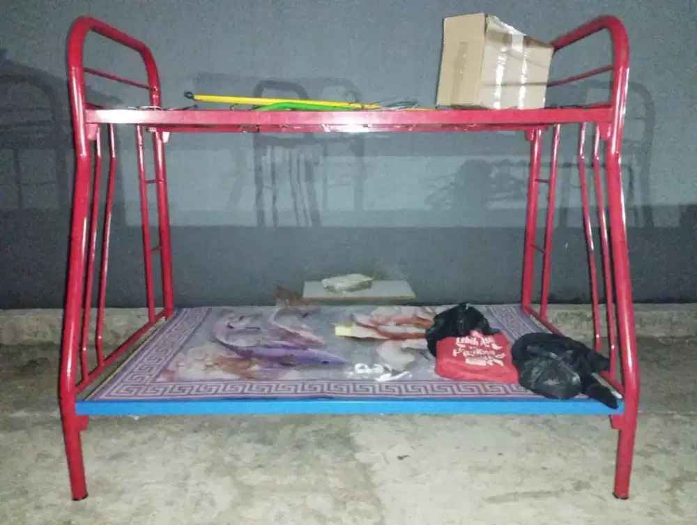 Ranjang tingkat besi