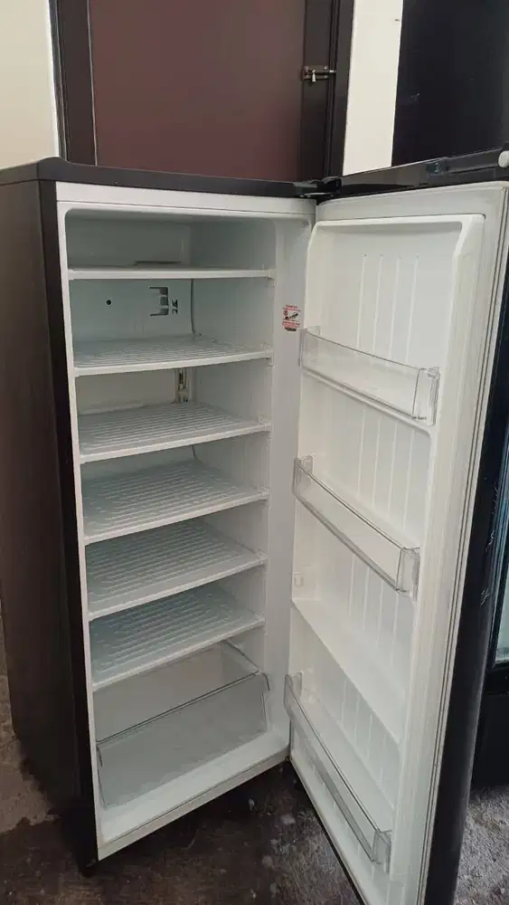 Freezer berdiri. Merk LG.