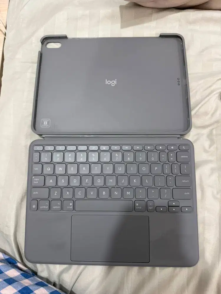 Casing Ipad Logitech Combo Touch Ipad Air 11 Inch - Bekas