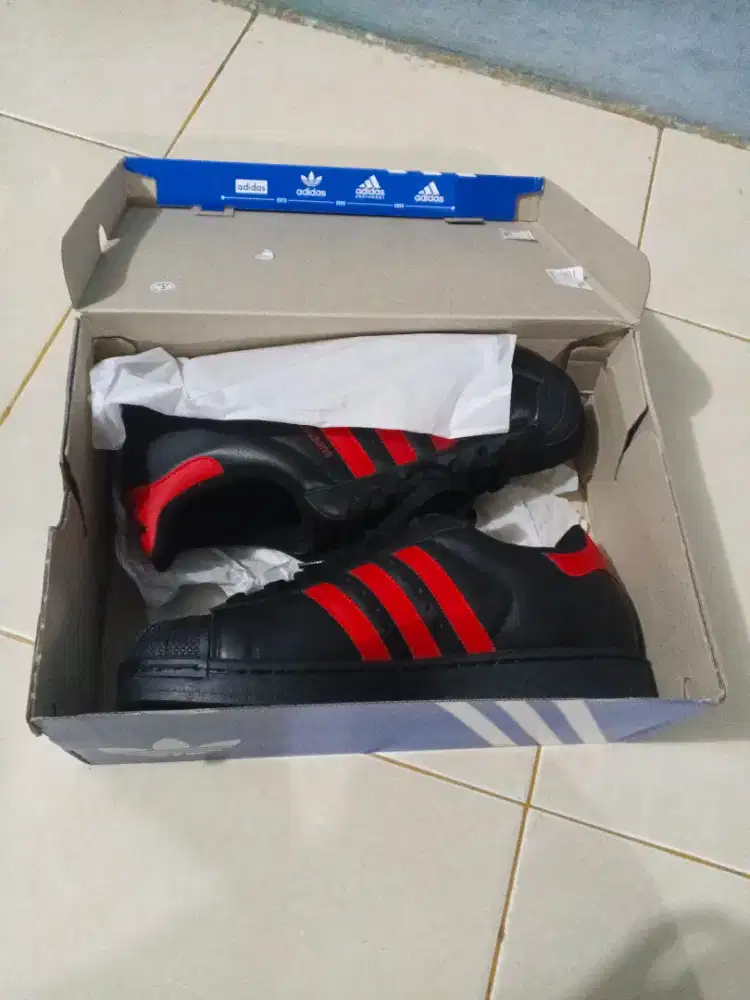 Sepatu adidas ukuran 43 superstar II kondisi baru 100%
