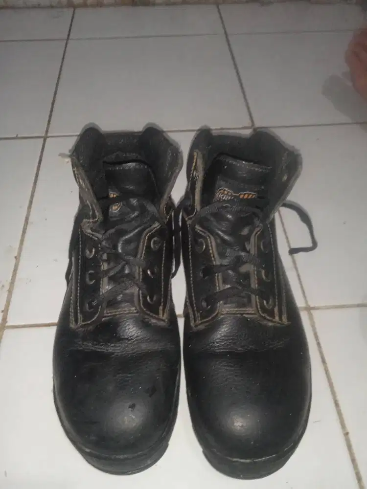 Sepatu safety krushers UK 41
