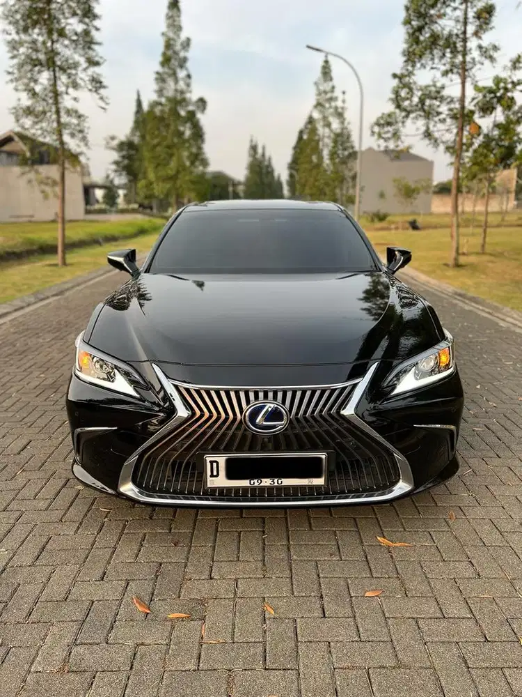 For sale !! Cash Lexus  ES300h 2019 Low Km
