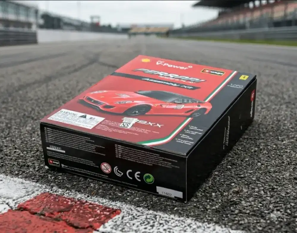 Diecast Burago Shell Ferrari 599XX. New in Box. BONUS : Mobil Mini RC