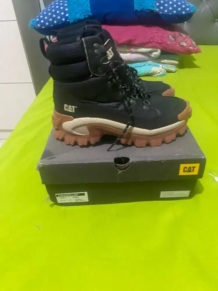 Sepatu sneakers original asli