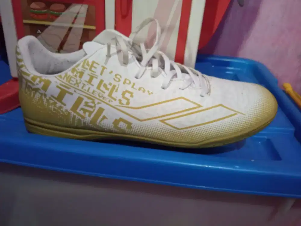 Sepatu futsal mills
