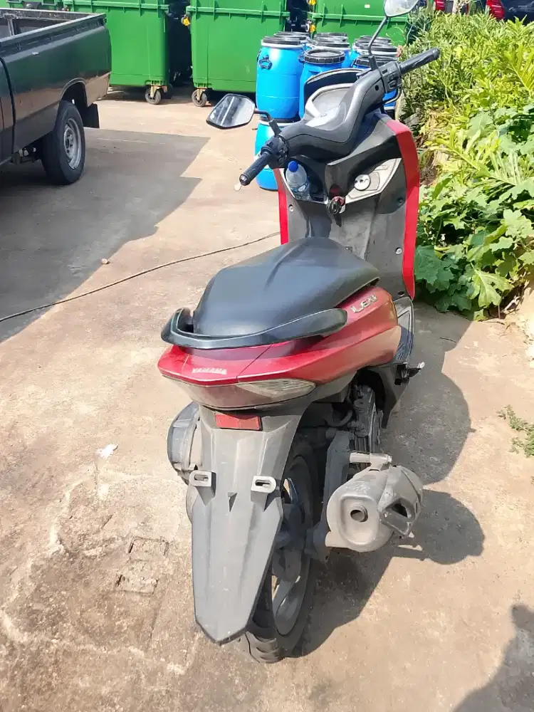 Yamaha lexi 125 warna merah tahun 2021