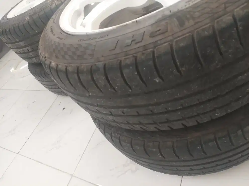 Dijual velg mobil ring 17 putih susu dan ban mobil Accelera