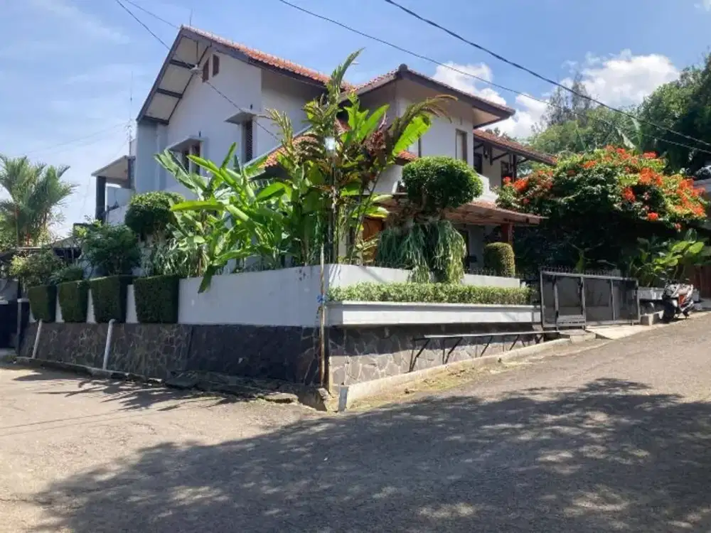 CIGADUNG, DAGO, CIKUTRA. RUMAH 2 LANTAI SIAP HUNI POSISI HOEK DI KOTA BANDUNG