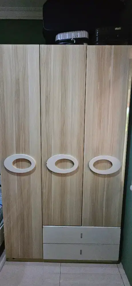 LEMARI PAKAIAN 3 PINTU