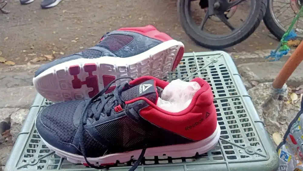 Sepatu Reebok size 45
