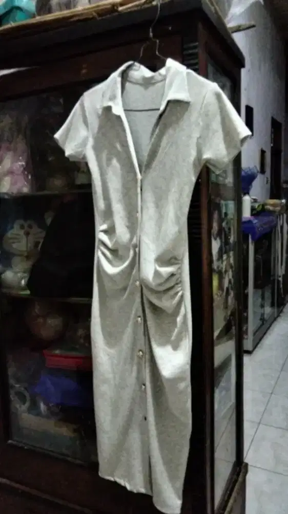 Dress Pressbody Abu Midi Kancing Serut