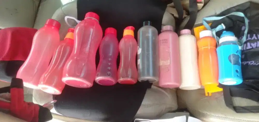 Di jual semua botol di foto ini murah aja  wa,hp