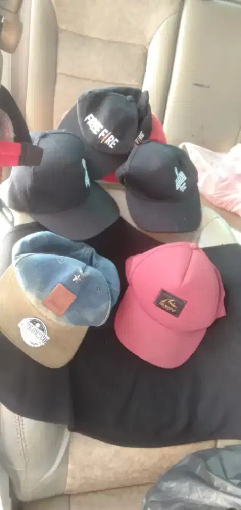 Di jual murah aja 5 buah topi wa dan hp bisa cod di antar di kirim jnt