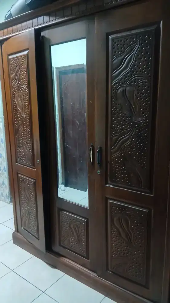 Lemari kayu 3 pintu