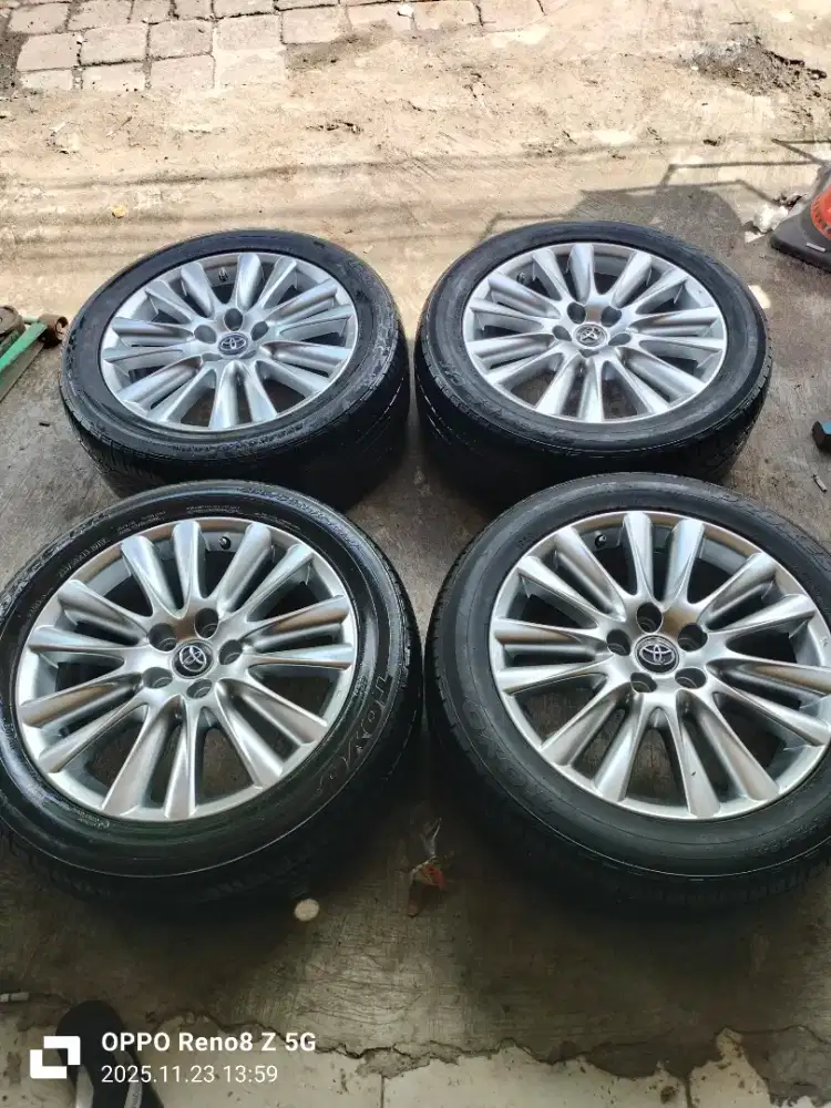 Jual vleg OEM Harier R18 pcd 5x114.3 kond mulus ban Toyo 4pcs