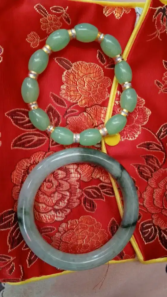 Gelang giok ada 2