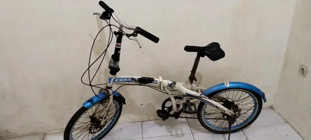 Sepeda antik dan biru langit