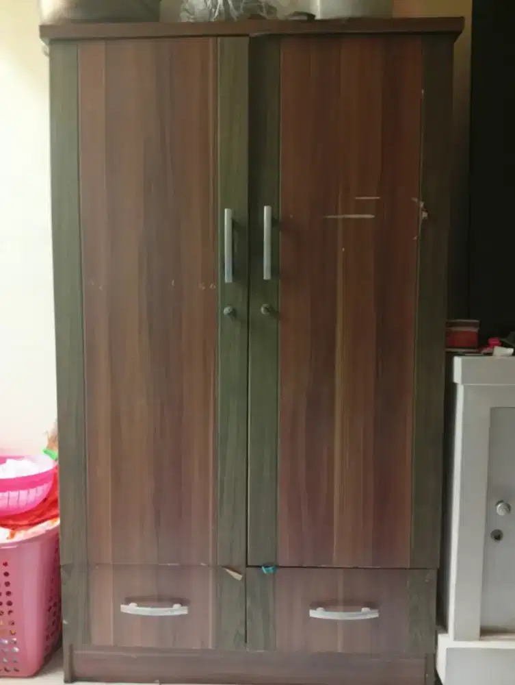 Lemari kayu bekas