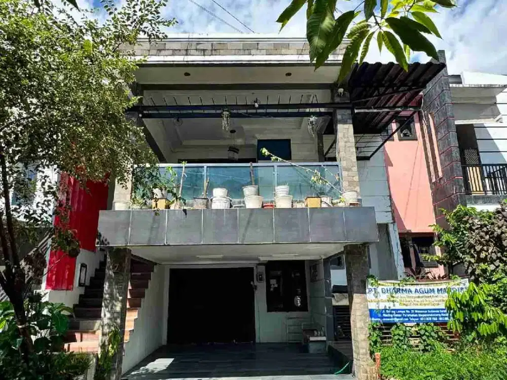 Rmh Komp Mega Panakkukang Residence Recing Center Uk. 8 x 17,5 m
LT 141 m2, 2 Lantai 
3.500 Watt
Token Listrik
PDAM

LT 1 

- 1 Kamar Tamu + 2 Kamar mandi
- ⁠Ruang Tamu
- ⁠Ruang Keluarga
- ⁠Carport
- Gudang 
- ⁠Water heater (All KM)
- ⁠Area taman Indoor +